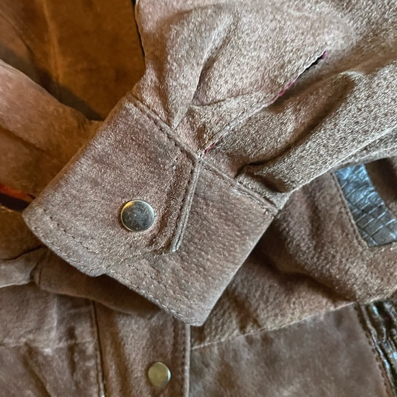 Bermans Woman’s Vintage Bomber Style Leather Jacket in great vintage condition - Picture 7 of 11